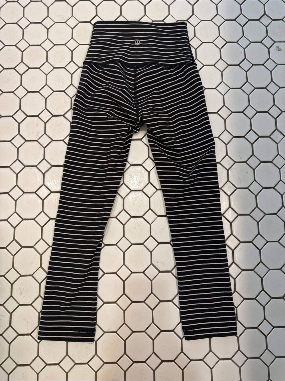 lululemon Black and White Striped High-Rise Capris Size 0 - Picture 2 of 3